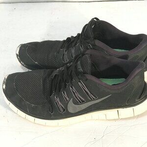 NIKE  Black White Sneakers Athletic Sports Yoga Basketball Shoes